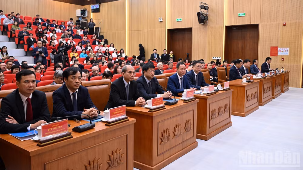 Các đại biểu tham dự buổi làm việc. (Ảnh: TRẦN HẢI)