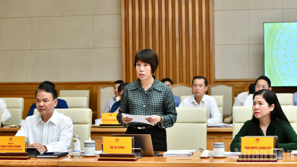 Đại diện l&atilde;nh đạo Bộ T&agrave;i ch&iacute;nh b&aacute;o c&aacute;o tại cuộc họp. (Ảnh: THANH GIANG)
