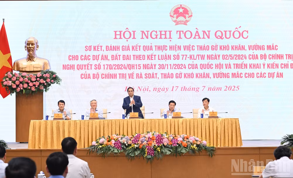 Thủ tướng Chính phủ Phạm Minh Chính chủ trì hội nghị. (Ảnh: TRẦN HẢI)