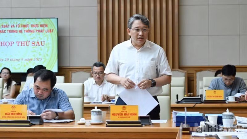 Bộ trưởng Tư pháp Nguyễn Hải Ninh phát biểu ý kiến tại phiên họp. (Ảnh: Trần Hải)