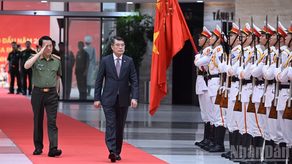 Thủ tướng Chính phủ Lê Minh Hưng đến dự và chỉ đạo Hội nghị sơ kết công tác công an 6 tháng đầu năm 2026 và sơ kết 1 năm tổ chức Công an địa phương 2 cấp gắn với địa giới hành chính mới. (Ảnh: TRẦN HẢI)