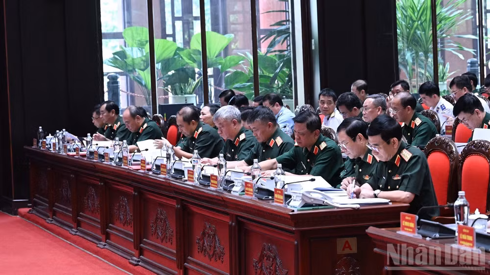 Các đồng chí lãnh đạo, đại biểu tham dự hội nghị. (Ảnh: TRẦN HẢI)