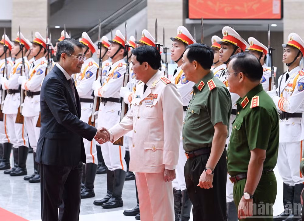 Thủ tướng Chính phủ Lê Minh Hưng với các lãnh đạo Bộ Công an. (Ảnh: THANH GIANG)