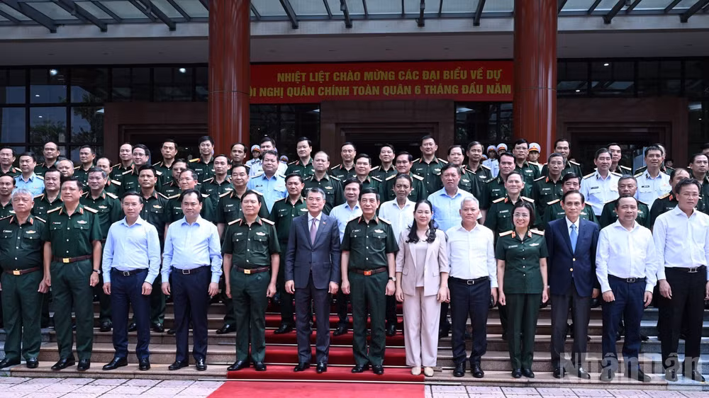 Thủ tướng Chính phủ Lê Minh Hưng với các đồng chí lãnh đạo, đại biểu tham dự Hội nghị. (Ảnh: TRẦN HẢI)