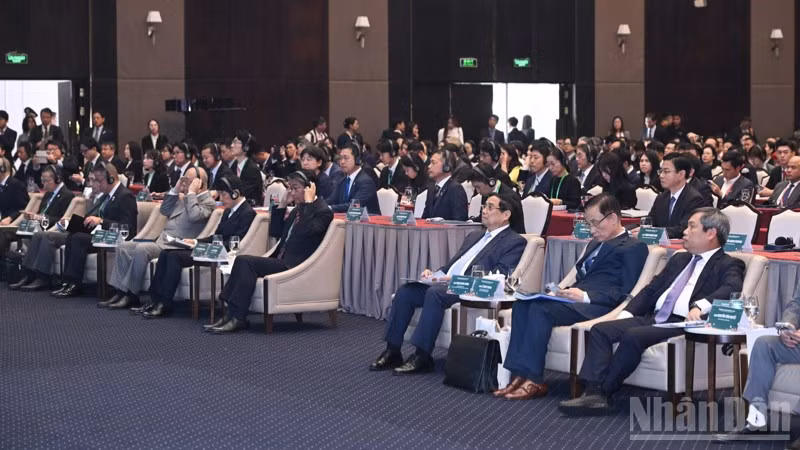 Thủ tướng Phạm Minh Chính và các đồng chí lãnh đạo, đại biểu tham dự Diễn đàn Hợp tác địa phương Việt-Nhật. (Ảnh: TRẦN HẢI)