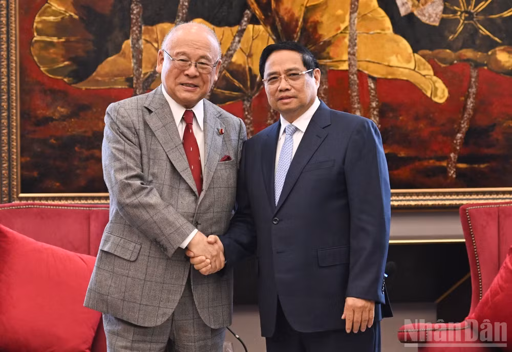 Thủ tướng Chính phủ Phạm Minh Chính và ông Takebe Tsutomu, Cố vấn đặc biệt Liên minh Nghị sĩ hữu nghị Nhật-Việt. (Ảnh: TRẦN HẢI)