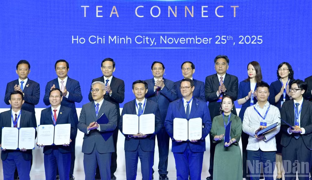 Thủ tướng Chính phủ Phạm Minh Chính chứng kiến các đối tác trao biên bản thoả thuận hợp tác tại Chương trình “CEO 500 - TEA CONNECT”. (Ảnh: Thanh Giang)