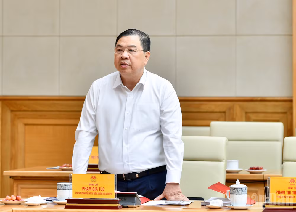 Đồng chí Phạm Gia Túc, Ủy viên Bộ Chính trị, Phó Bí thư Thường trực Đảng ủy Chính phủ, Phó Thủ tướng Thường trực Chính phủ phát biểu ý kiến tại hội nghị. (Ảnh: Thanh Giang)