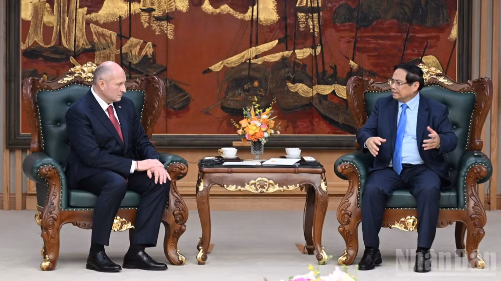 Thủ tướng Chính phủ Phạm Minh Chính tiếp Bộ trưởng Bộ Tình trạng khẩn cấp Liên bang Nga Aleksandr Kurenkov. (Ảnh: Trần Hải)