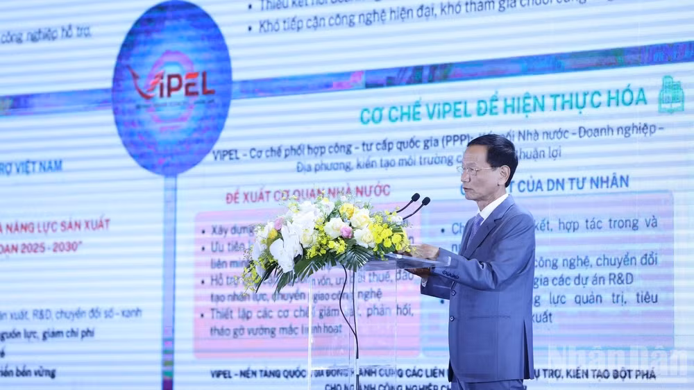 Chủ tịch Hội đồng quản trị Tập đoàn Geleximco Vũ Văn Tiền trình bày tham luận tại "Toàn cảnh kinh tế tư nhân Việt Nam 2025". (Ảnh: TRẦN HẢI)