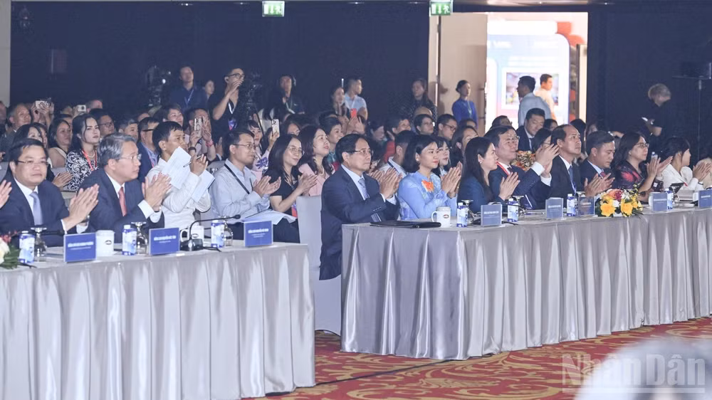 Thủ tướng Chính phủ Phạm Minh Chính và các đồng chí lãnh đạo, các đại biểu tham dự Chương trình "Toàn cảnh kinh tế tư nhân Việt Nam 2025". (Ảnh: TRẦN HẢI)
