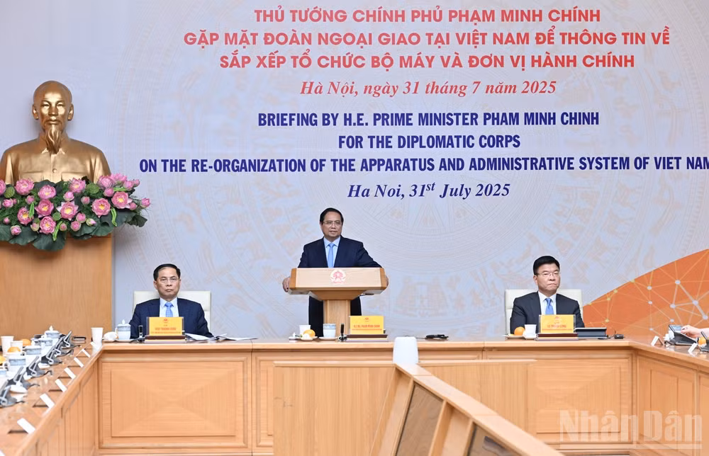 Thủ tướng Chính phủ Phạm Minh Chính chủ trì buổi gặp mặt với các cơ quan ngoại giao, tổ chức quốc tế tại Việt Nam. (Ảnh: TRẦN HẢI)