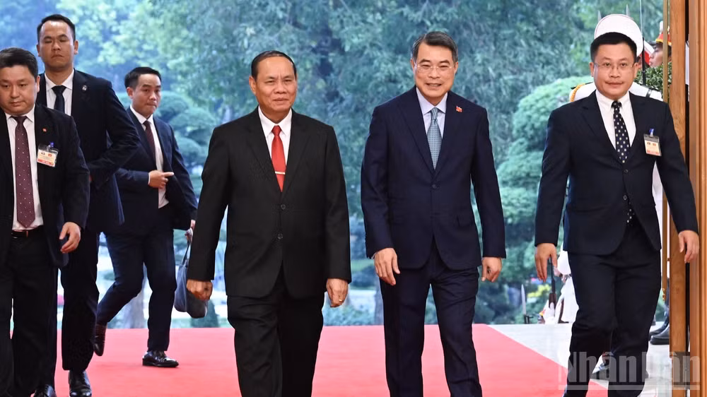 Thủ tướng Chính phủ Lê Minh Hưng nồng nhiệt chào đón đồng chí Vilay Vikhamphong, Ủy viên Bộ Chính trị, Thường trực Ban Bí thư Trung ương Đảng Nhân dân Cách mạng Lào tại sảnh Trụ sở Chính phủ. (Ảnh: TRẦN HẢI)