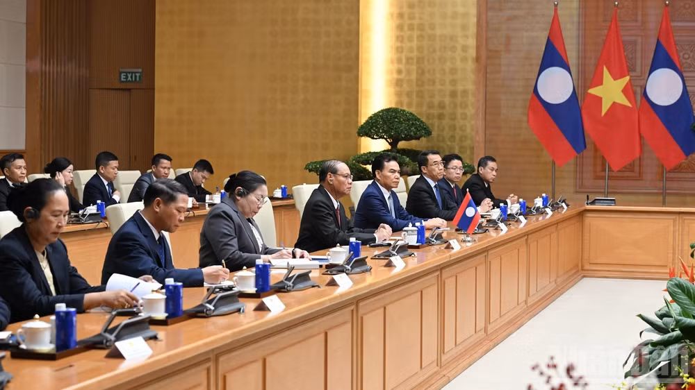 Đồng chí Vilay Vikhamphong, Thường trực Ban Bí thư Trung ương Đảng Nhân dân Cách mạng Lào và các thành viên trong đoàn tham dự cuộc tiếp. (Ảnh: TRẦN HẢI)