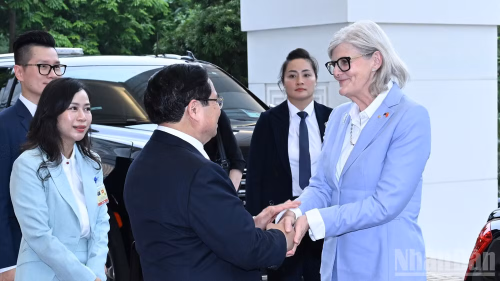 Thủ tướng Chính phủ Phạm Minh Chính chào đón Toàn quyền Australia Sam Mostyn tại sảnh Trụ sở Chính phủ. (Ảnh: TRẦN HẢI)