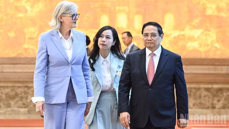 Thủ tướng Phạm Minh Chính tiễn Toàn quyền Australia Sam Mostyn sau khi kết thúc hội kiến. (Ảnh: TRẦN HẢI)