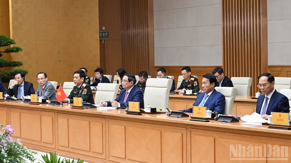 Thủ tướng Phạm Minh Chính cùng Bộ trưởng Ngoại giao Lê Hoài Trung, Bộ trưởng Quốc phòng Phan Văn Giang, Bộ trưởng Công an Lương Tam Quang và lãnh đạo các bộ, ngành Việt Nam tham dự buổi tiếp. (Ảnh: TRẦN HẢI)