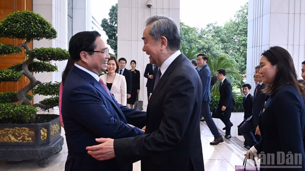 Thủ tướng Chính phủ Phạm Minh Chính nồng nhiệt chào đón Bộ trưởng Ngoại giao Trung Quốc Vương Nghị, Bộ trưởng Công an Trung Quốc Vương Tiểu Hồng, Bộ trưởng Quốc phòng Trung Quốc Đổng Quân tại sảnh Trụ sở Chính phủ. (Ảnh: TRẦN HẢI)