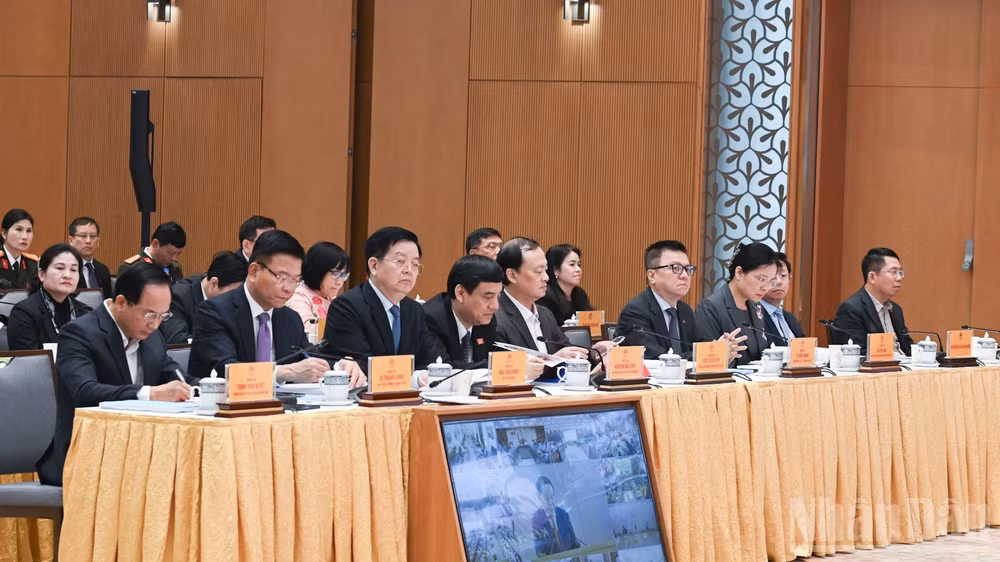 Các đồng chí lãnh đạo, đại biểu tham dự hội nghị. (Ảnh: TRẦN HẢI)