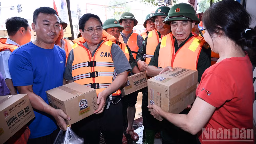 ndo_br_thu-tuong-pham-minh-chinh-trao-nhu-yeu-pham-tang-ba-con-nhan-dan-phuong-phan-dinh-phung-tinh-thai-nguyen-6395.jpg