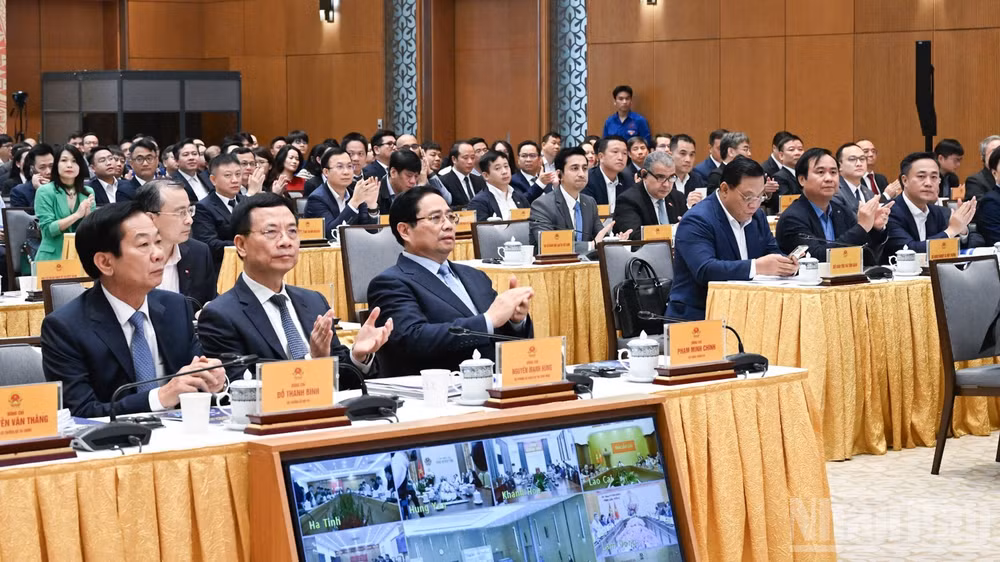 Thủ tướng Chính phủ Phạm Minh Chính và các đồng chí lãnh đạo, đại biểu tham dự Diễn đàn quốc gia phát triển kinh tế số và xã hội số lần thứ III. (Ảnh: Trần Hải)