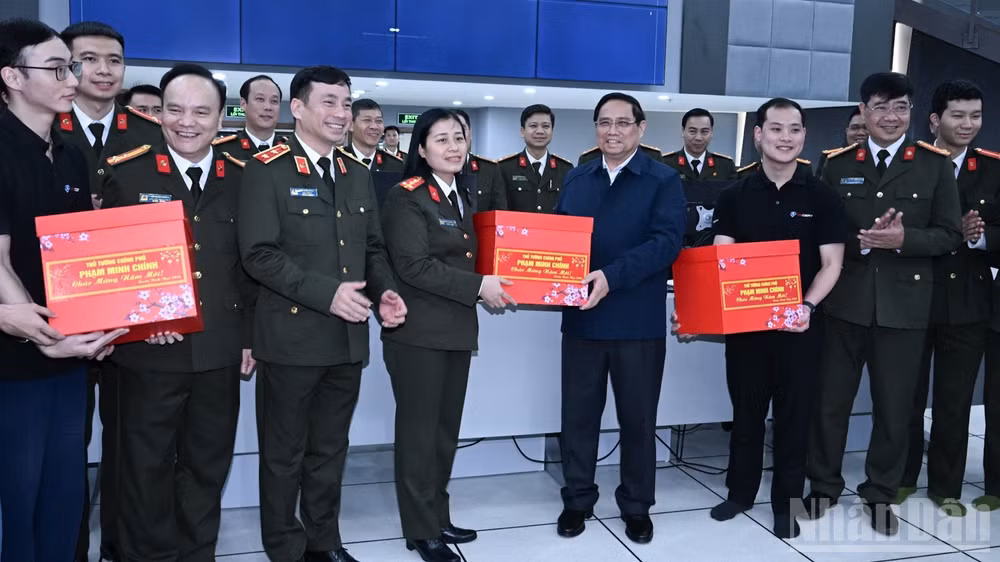 Thủ tướng Phạm Minh Chính tặng quà động viên cán bộ, chiến sĩ Cục An ninh mạng và Phòng, chống tội phạm sử dụng công nghệ cao (A05), Bộ Công an. (Ảnh: Trần Hải)