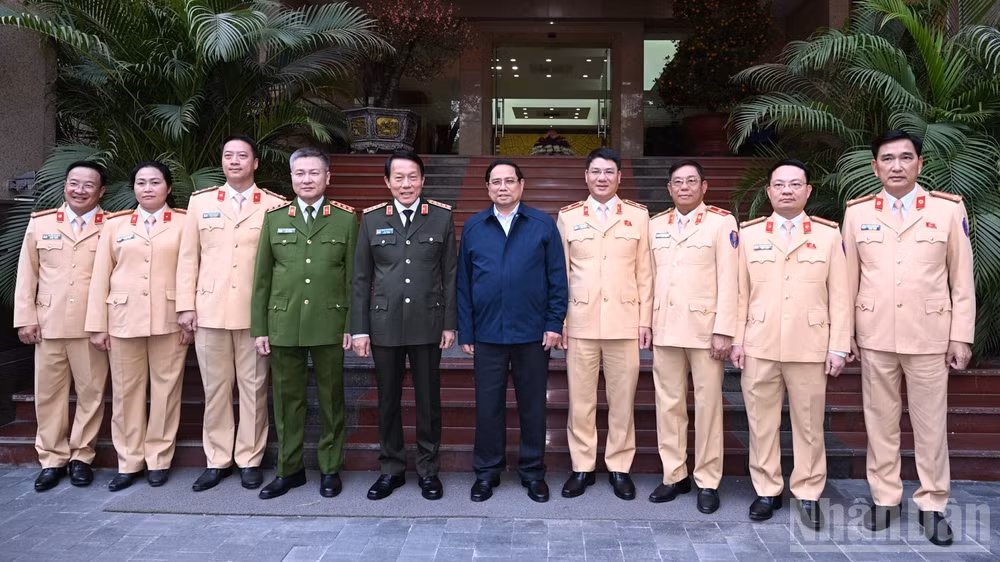 Thủ tướng Phạm Minh Chính với lãnh đạo Bộ Công an, Cục Cảnh sát giao thông. (Ảnh: Trần Hải)