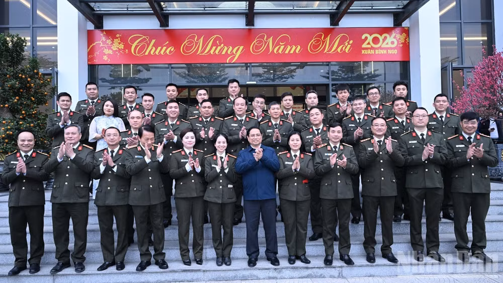 Thủ tướng Phạm Minh Chính với lãnh đạo, cán bộ, chiến sĩ Cục A05. (Ảnh: Trần Hải)