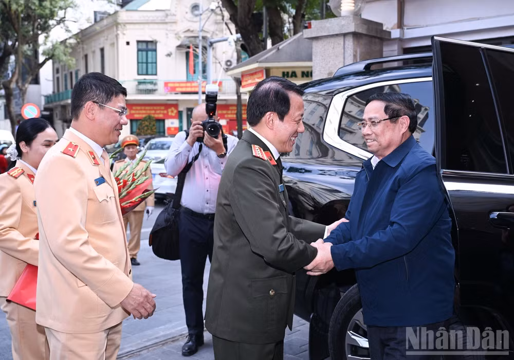 Thủ tướng Phạm Minh Chính tới thăm, động viên, chúc Tết lực lượng Cảnh sát giao thông ứng trực ngày Tết. (Ảnh: Trần Hải)