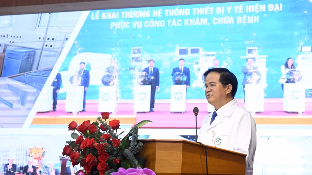 Phó Giáo sư, Tiến sĩ Đào Quang Cơ, Giám đốc Bệnh viện Bạch Mai báo cáo Thủ tướng Chính phủ. (Ảnh: Trần Hải)