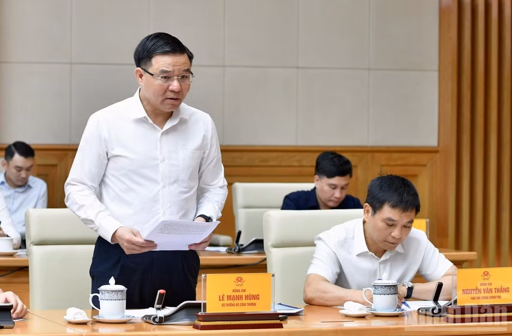 Bộ trưởng Công thương Lê Mạnh Hùng báo cáo Thủ tướng Chính phủ tại cuộc làm việc. (Ảnh: THANH GIANG)
