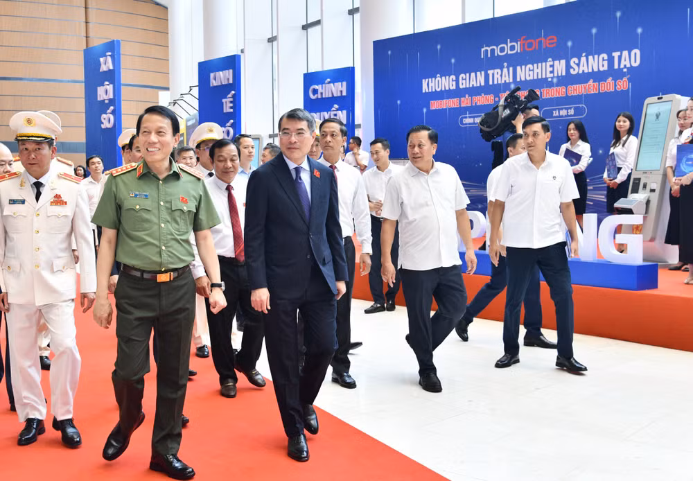 Thủ tướng Chính phủ Lê Minh Hưng thăm các gian trưng bày tại buổi lễ. (Ảnh: THANH GIANG)