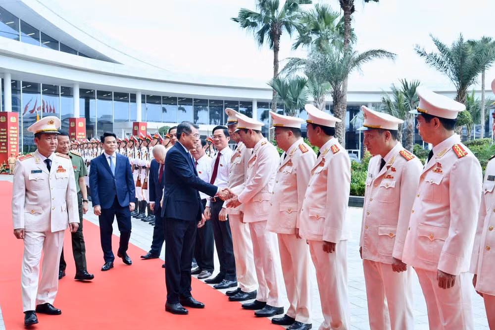 Thủ tướng Chính phủ Lê Minh Hưng với lãnh đạo Công an thành phố Hải Phòng. (Ảnh: Thanh Giang)