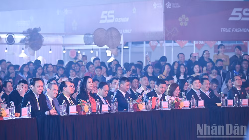 Các đại biểu tham dự lễ bế mạc. (Ảnh: Trần Hải)