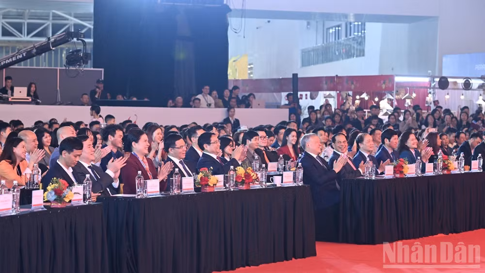 Thủ tướng Phạm Minh Chính, các đồng chí lãnh đạo, đại biểu tham dự Lễ bế mạc Hội chợ Mùa Xuân lần thứ nhất năm 2026. (Ảnh: Trần Hải)