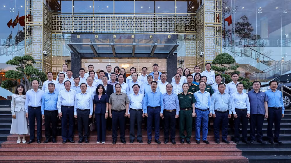 Thủ tướng Chính phủ Phạm Minh Chính, lãnh đạo các bộ, ngành và Ban Thường vụ Tỉnh ủy Tây Ninh. (Ảnh: VGP/Nhật Bắc)