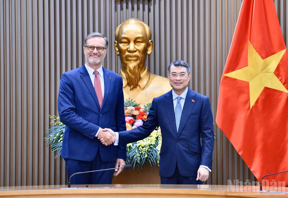 Thủ tướng Chính phủ Lê Minh Hưng và Đại sứ Cộng hòa Pháp tại Việt Nam Olivier Brochet. (Ảnh: THANH GIANG)