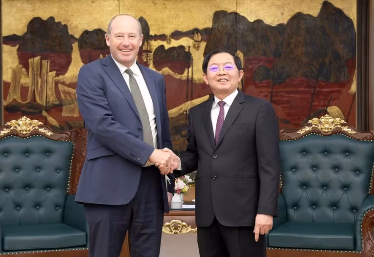 Phó Thủ tướng Hồ Quốc Dũng tiếp ông Mark Armstrong, Giám đốc Thương mại phụ trách khu vực châu Âu, Trung Đông và châu Phi, châu Á - Thái Bình Dương của Tập đoàn Pasqal (Cộng hòa Pháp). (Ảnh: GIA HUY/chinhphu.vn)