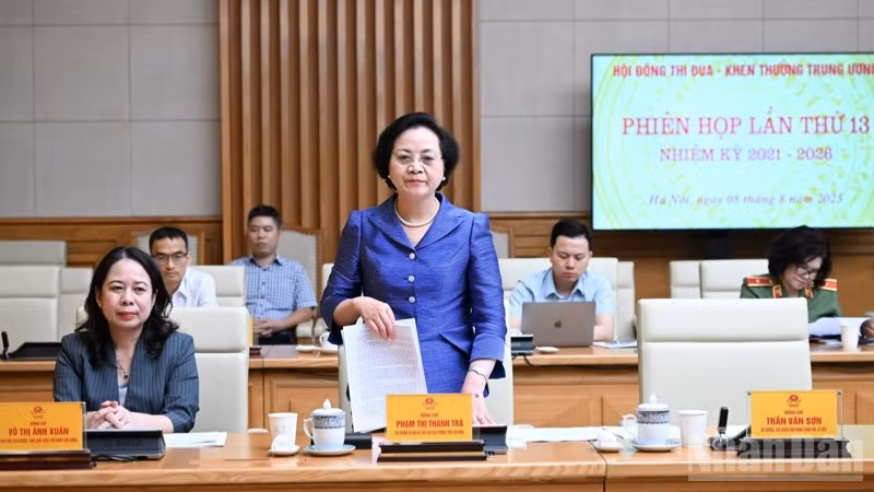 Bộ trưởng Nội vụ Phạm Thị Thanh Trà, Phó Chủ tịch Thường trực Hội đồng Thi đua-Khen thưởng Trung ương phát biểu ý kiến tại phiên họp. (Ảnh: TRẦN HẢI)