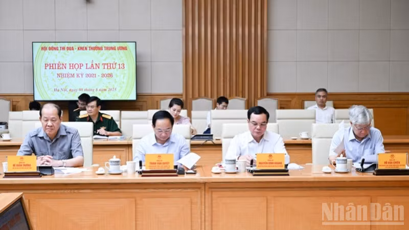 Các thành viên Hội đồng, đại biểu tham dự Phiên họp. (Ảnh: TRẦN HẢI)