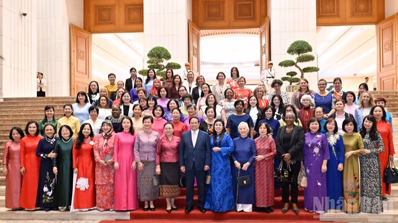 Thủ tướng Phạm Minh Chính và Phu nhân cùng các nhà ngoại giao nữ Việt Nam và quốc tế tham dự buổi gặp mặt. (Ảnh: TRẦN HẢI) 