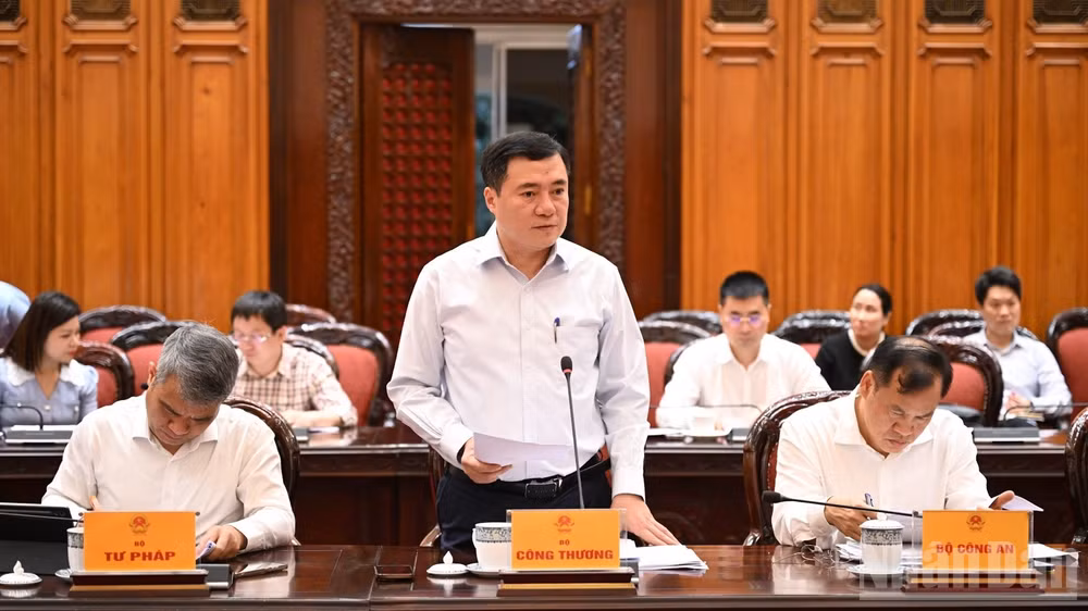 Lãnh đạo Bộ Công thương phát biểu ý kiến tại cuộc họp. (Ảnh: Trần Hải)