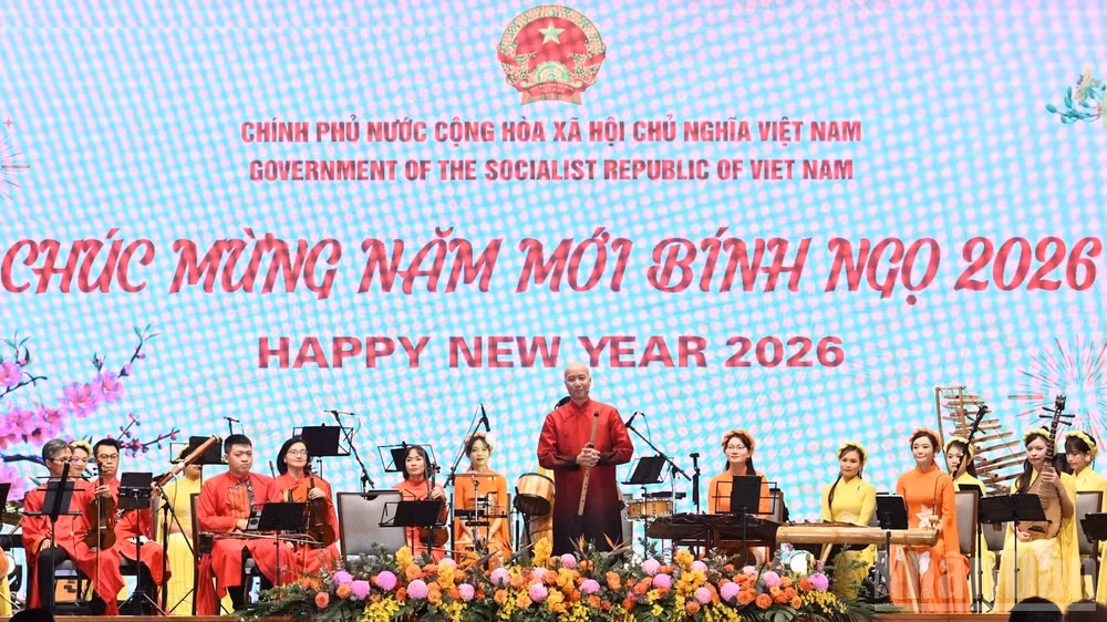 Một tiết mục văn nghệ đặc sắc được biểu diễn tại tiệc chiêu đãi. (Ảnh: Trần Hải)