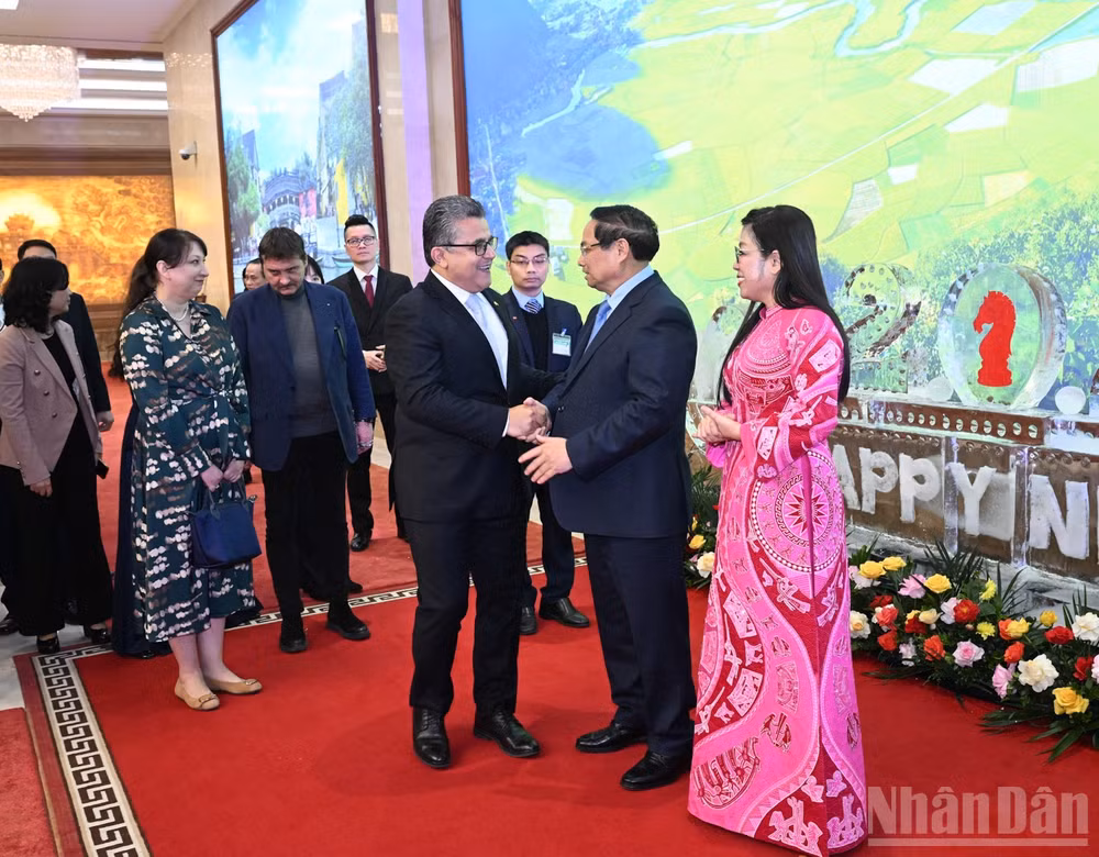 Thủ tướng Chính phủ Phạm Minh Chính và Phu nhân nồng nhiệt chào đón các vị khách quốc tế. (Ảnh: Trần Hải)