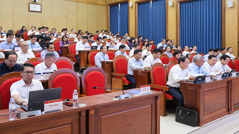C&aacute;c đồng ch&iacute; Ủy vi&ecirc;n Trung ương Đảng kh&oacute;a XIV tham dự lớp học. (Ảnh: VGP/Nhật Bắc)