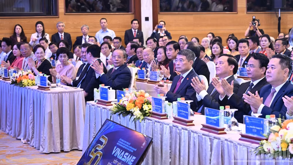 Thủ tướng Chính phủ Lê Minh Hưng và các đồng chí lãnh đạo, đại biểu tham dự lễ kỷ niệm. (Ảnh: TRẦN HẢI)