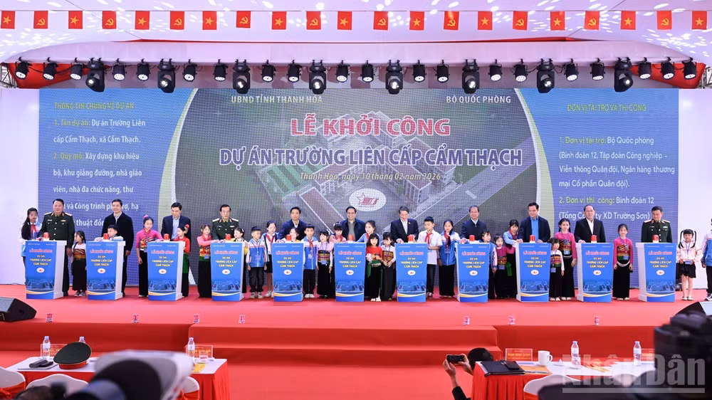 Thủ tướng Phạm Minh Chính và các đại biểu thực hiện nghi thức khởi công dự án Trường liên cấp Cẩm Thạch. (Ảnh: Trần Hải)