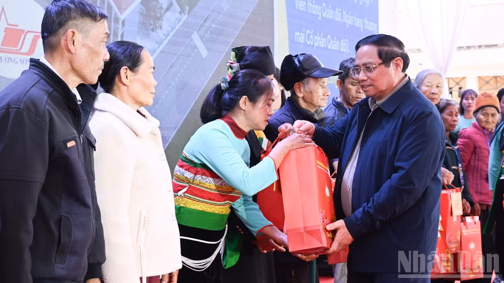 Thủ tướng Phạm Minh Chính tặng quà động viên các gia đình chính sách trên địa bàn. (Ảnh: Trần Hải)