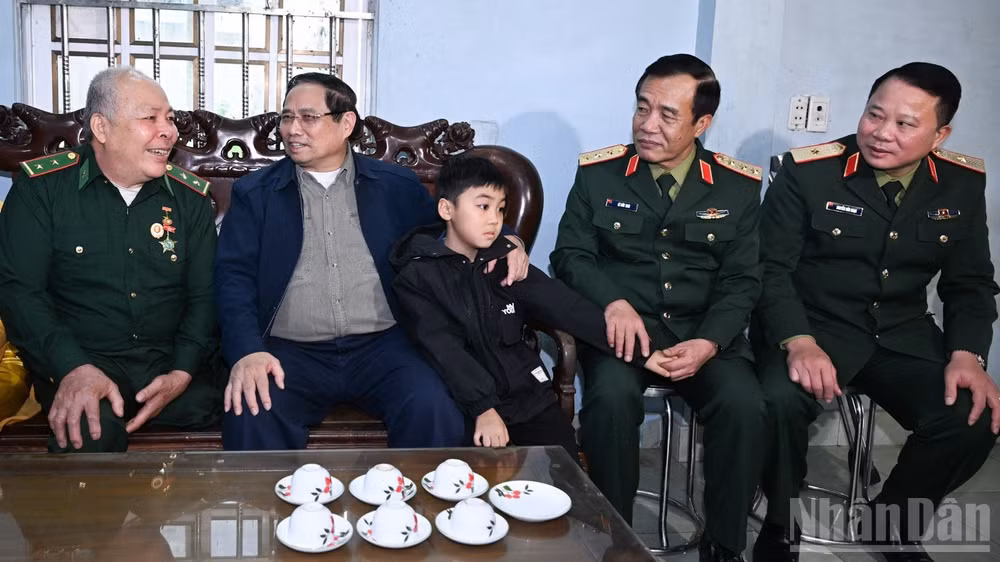 Thủ tướng Phạm Minh Chính thăm, động viên gia đình ông Vũ Xuân Hoạt, thương binh hạng 1/4. (Ảnh: Trần Hải)