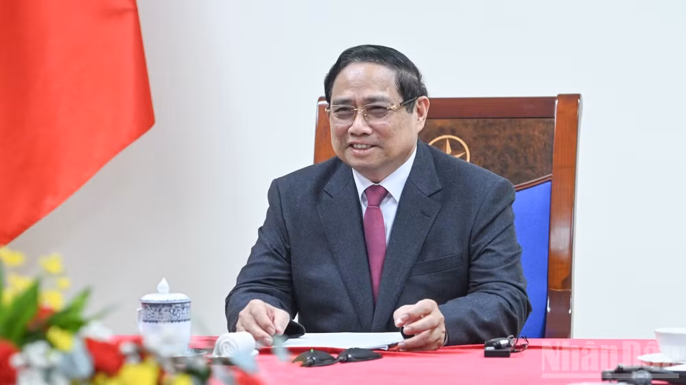 Thủ tướng Phạm Minh Chính đã trao đổi với Thủ tướng Singapore Lawrence Wong nhiều biện pháp thúc đẩy quan hệ song phương. (Ảnh: TRẦN HẢI)